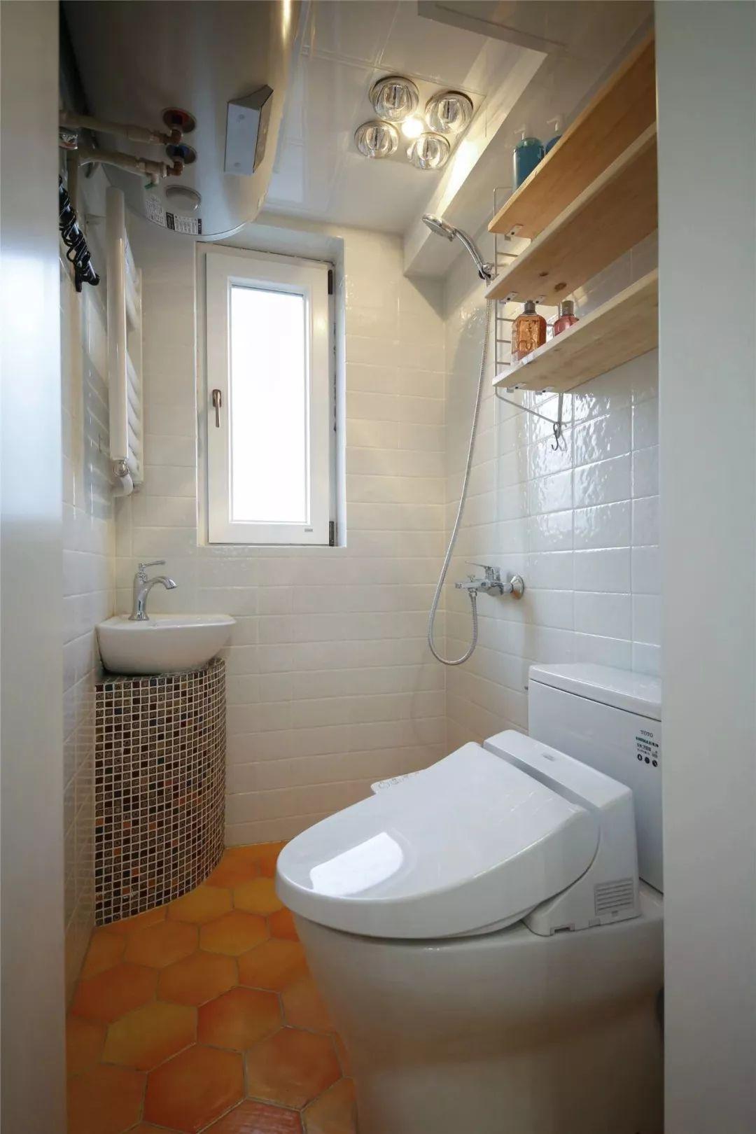 简约小户型三居室装修案例，超喜欢带阳台的主卧设计！