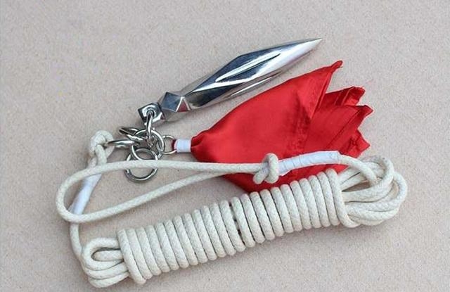 外国两大逃命兵器：一甩手一插地就能逃，遇上中国这兵器却逃不了