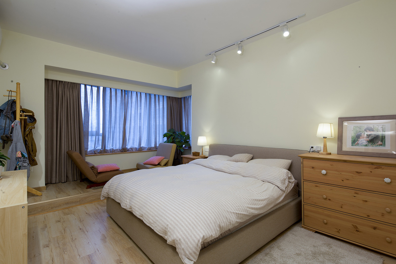 客厅沙发不一定非要摆在电视正对面，下面这个家的摆放就很不错！