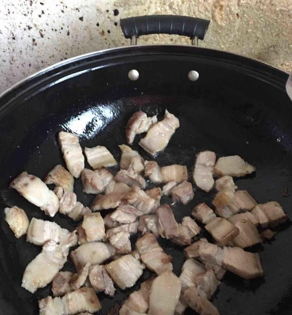 做回锅肉时，千万别直接下锅炒，这样做，保证肉香四溢不油腻