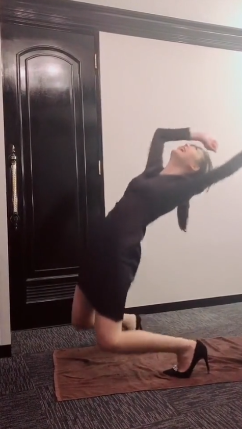 日本服务员真不错，客人进门就行大礼