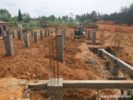 三兄弟砸了70万建1400平三联排，独立桩基加砖混结构合适吗？