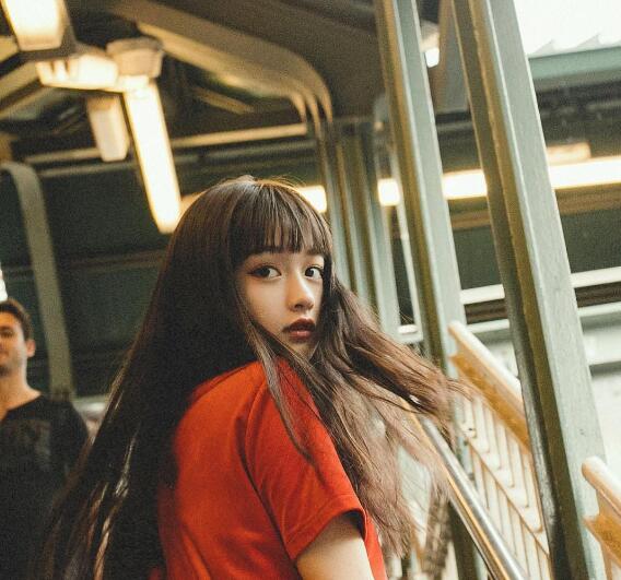 外媒称她是天使, 17岁的高中女走红, 素颜曝光后: 人间尤物