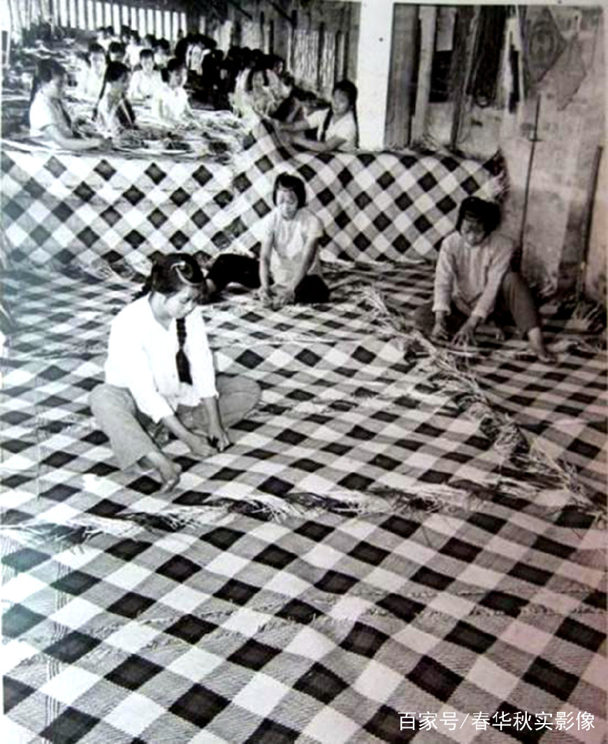 70年代农业生产队的老照片 真实记录了农村大集体火热的劳动场面