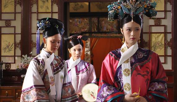 登临帝位，嘉庆仍被父亲监督，而后更是被逼去跪拜一九岁孩童的墓