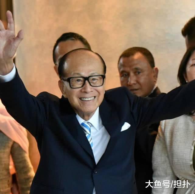 香港的四大富豪一个驼背一个痴呆，一个跑路英国，剩下一个坐轮椅