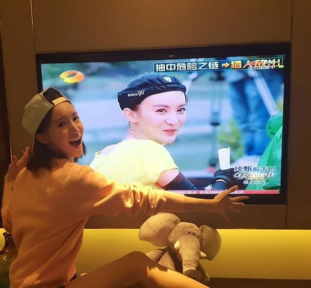 参观金晨现实住的豪宅，装修布置很气派，如今在家当豪门女神