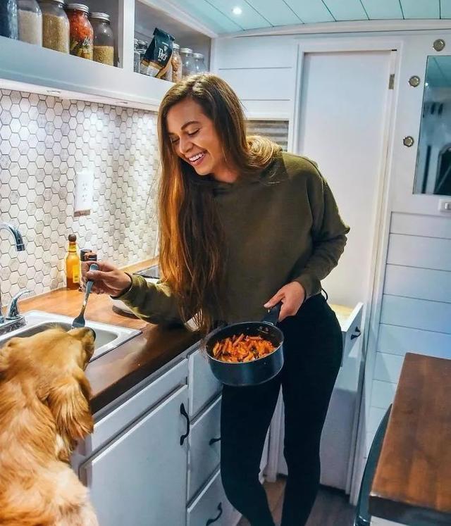 失恋又辞职，女孩一人带着狗狗去旅行！没什么比梦想更重要……