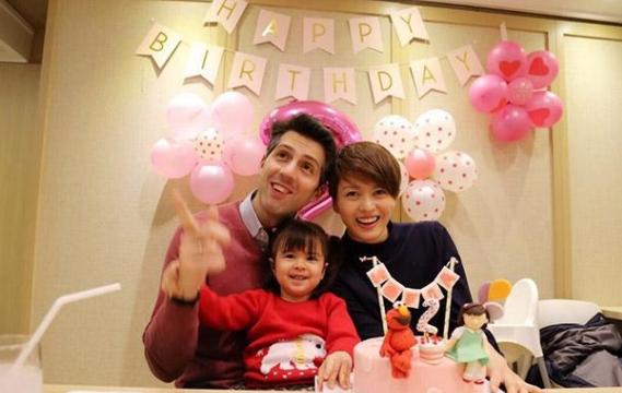 梁咏琪晒出自己的豪宅，豪宅门口居然是一片菜园，教育理念很超前