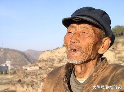 老農因肚子疼，去草叢拉泡屎，結果拉出了兩個“世界第一”