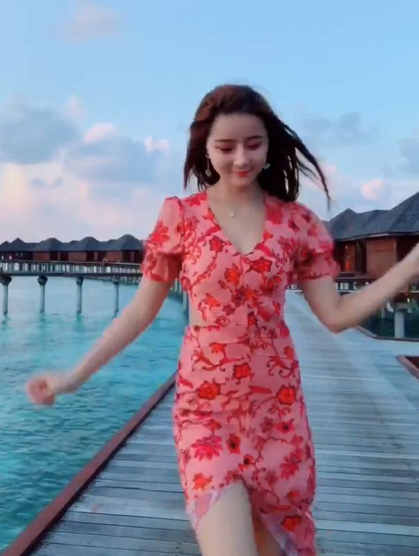 海边的清新美女, 淡雅妆饰, 外表光鲜亮丽