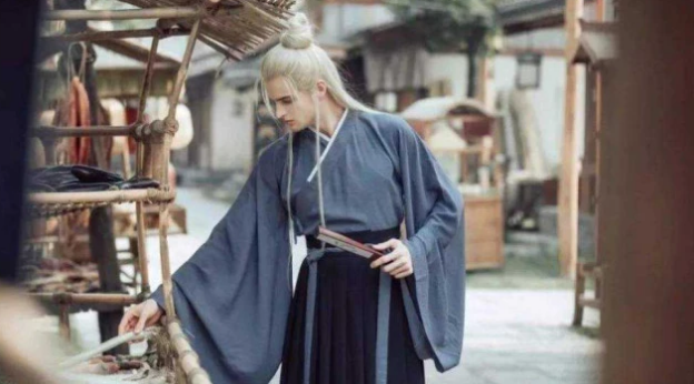 当外国人迷上中国汉服，白人足以让你“心动”！黑人：我们不一样