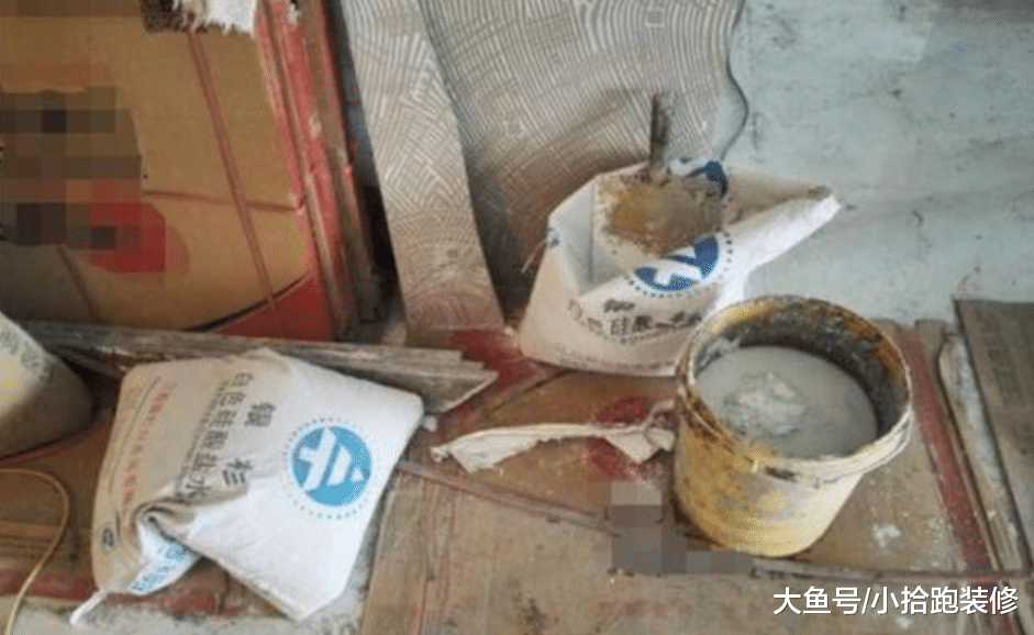 商家說爵士白地磚，用白水泥鋪效果才好，師傅得知后很無奈