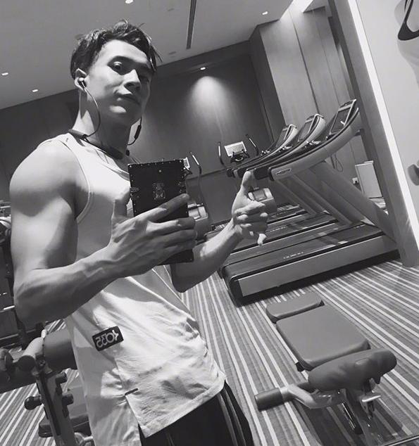 晒晒韩东君住的豪宅，餐桌上食物超丰富，除了明星身份还是赛车手