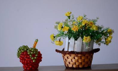 『』床头放了这几样东西，将会夫妻失和，越住越穷！赶紧扔掉吧！