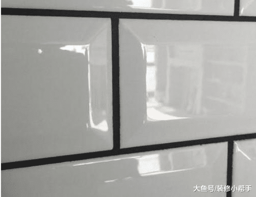 白色瓷砖应该搭配哪种“美缝剂”，好多人不懂，装出来的效果真丑