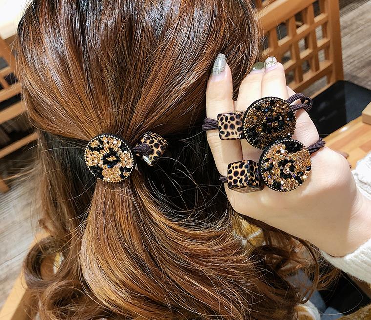 “发量少”的女人，少留这3种发型，显得头发稀疏很难看