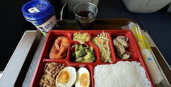 65元的高铁盒饭对比85元的迪士尼盒饭，网友：没有对比就没有伤害