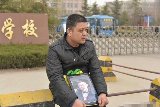 20岁大学生出血热死亡, 母亲痛哭: 都是学校宿舍“鼠患”导致的