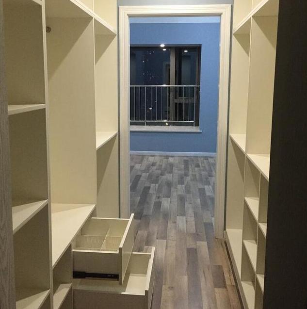 老公非要在客厅砌“一堵墙”，看了装出来的效果，我由衷赞叹真实用