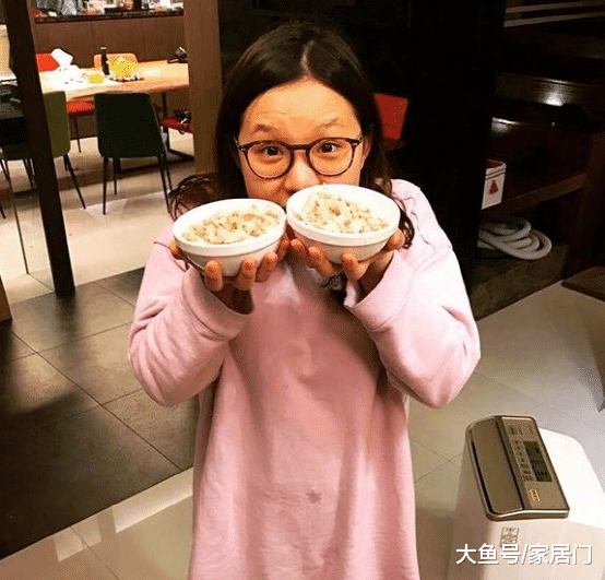 谢依霖现实的家，在家喜欢做一些工艺品，内部设计简约时尚