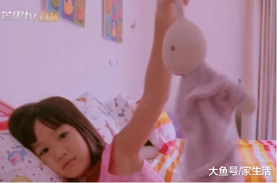 钟丽缇晒出自己的豪宅，单单客厅就三层楼高，旋转楼梯真够气派