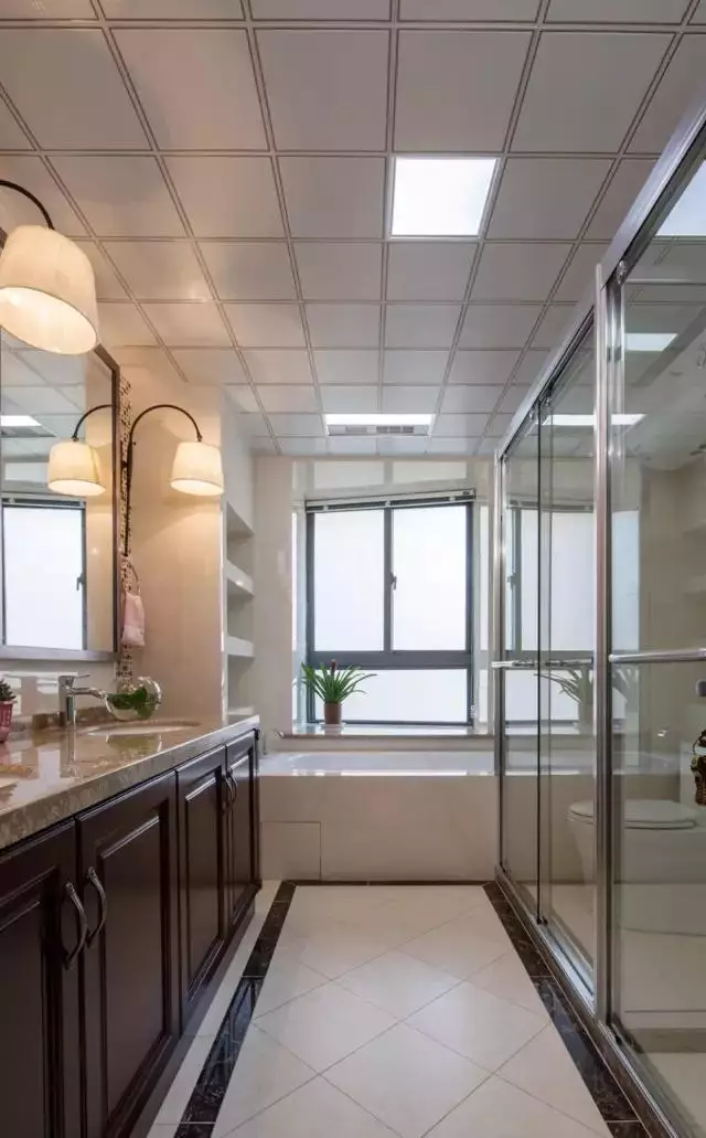 新中式设计，整体色调沉稳，让人感觉进入丛林般的安逸！