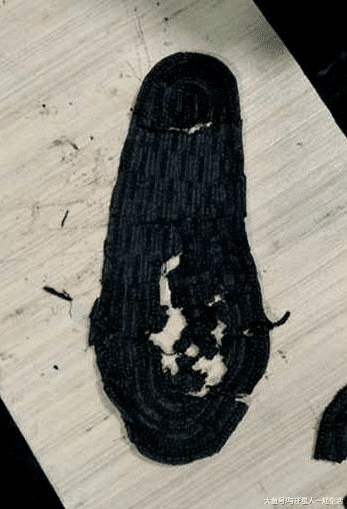 埋藏地下2000多年的楚国棺樽，出土一把神剑，寒光依旧