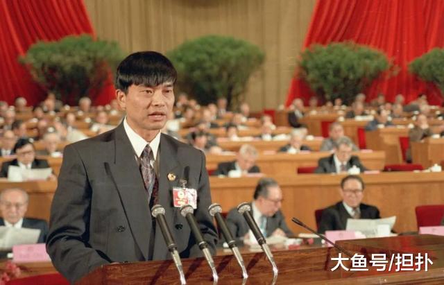 父亲在银行有百亿存款，却不选择她做接班人，把公司传给了老员工