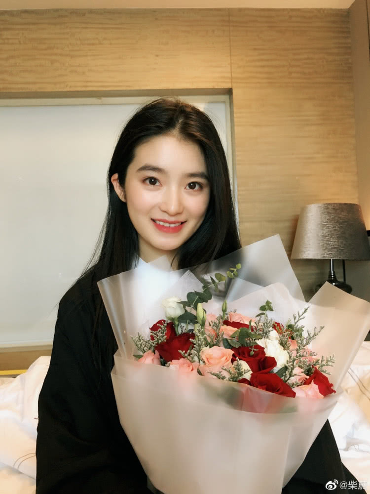 林青霞"女儿"17岁了,颜值艳惊四座,网友:这比亲生的还像啊!
