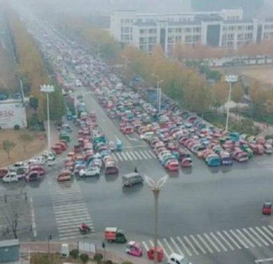 一小学附近道路被数百辆老年代步车占领, 场面堪比春运高速堵车