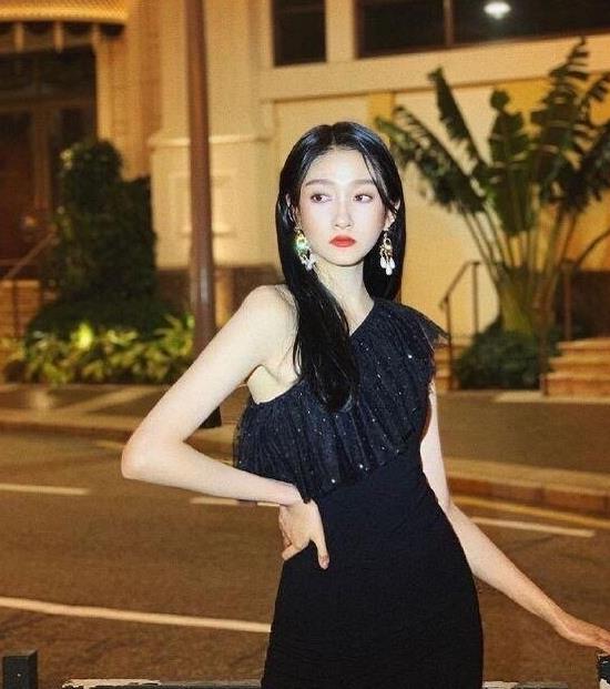 关晓彤拍照全身涂满粉？特写镜头下脸已脱妆，和手臂差10个色号