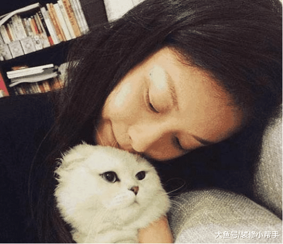 倪妮现在所住的家, 鞋子随便乱摆在地上, 难道鞋柜都没装吗