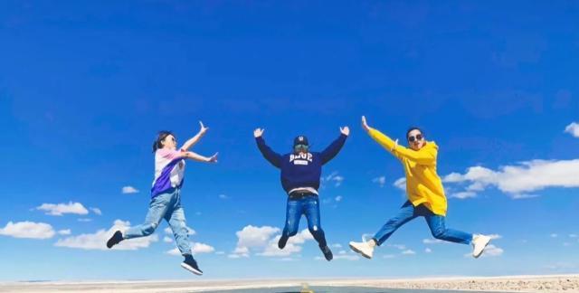 青海旅游再次升温，高速公路上的美景虽然很狂野，可千万别模仿哦