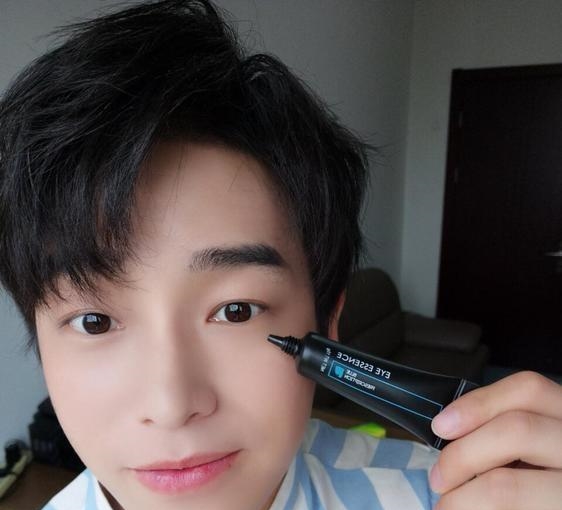 彭煜畅昨晚刚晒的眼霜, 就被网友找出来了, 效果碾压雅诗兰黛!