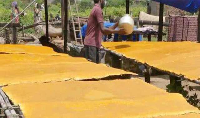 我国畅销15年的小零食，竟是印度产的？看完加工过程你还有勇气吃吗