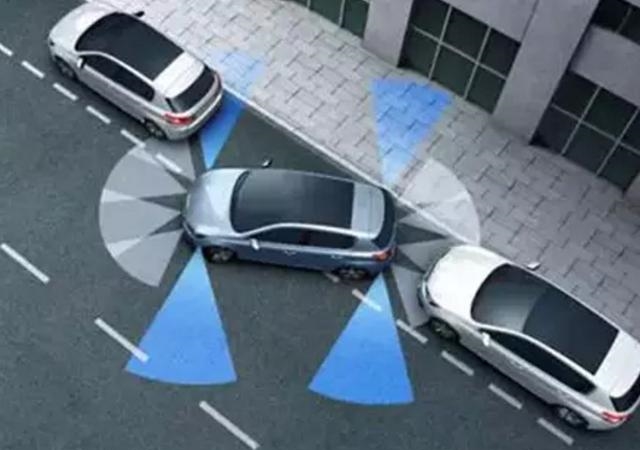 多数人低头看手机导航，错！教你一招，车子一启动，路况一清二楚