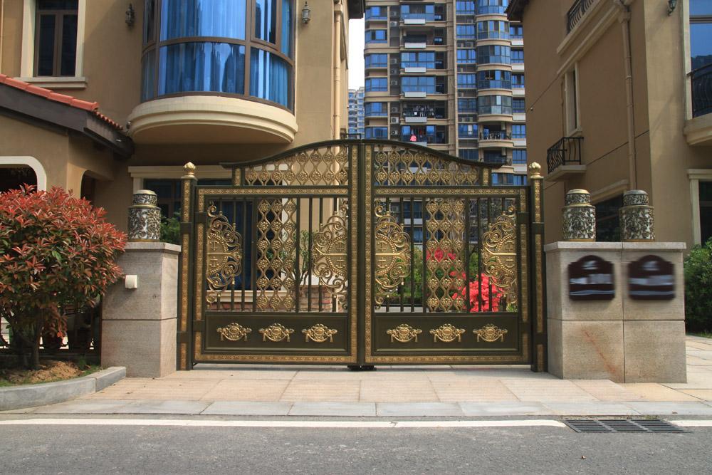 钢铁柔情，你家别墅需要这样的铝艺大门！