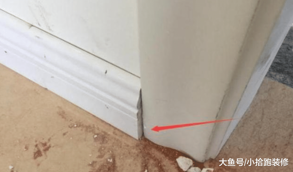 安裝踢腳線時，才發現尺寸弄錯了，不過師傅的處理方法真好