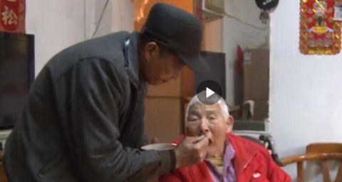 南昌78岁老人悉心照顾瘫痪妻子26年