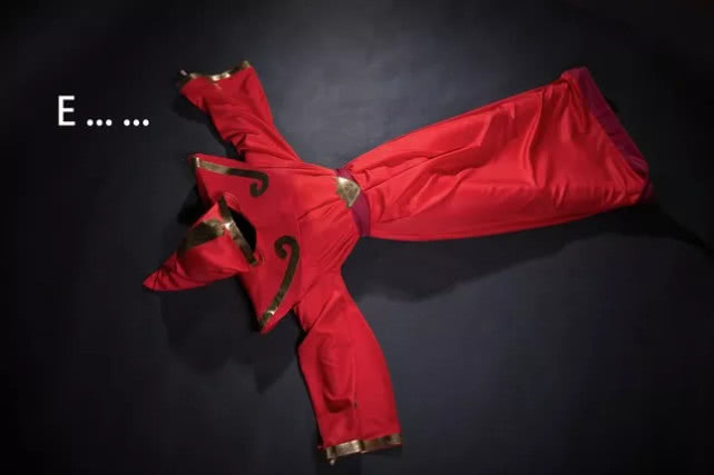 女玩家COS“王者小兵”，倒地惨状萌翻众人，网友：撞脸鞠婧祎