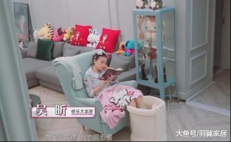 一起參觀吳昕住的豪宅，沙發上擺滿了公仔抱枕，裝修風格真可愛