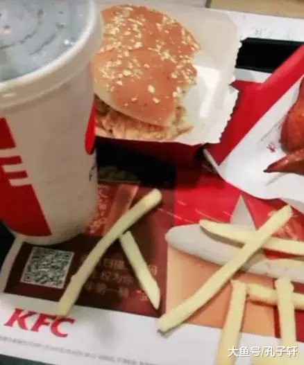 一个人吃肯德基不敢上厕所, 小伙用了一招, 服务员就不敢收走吃的