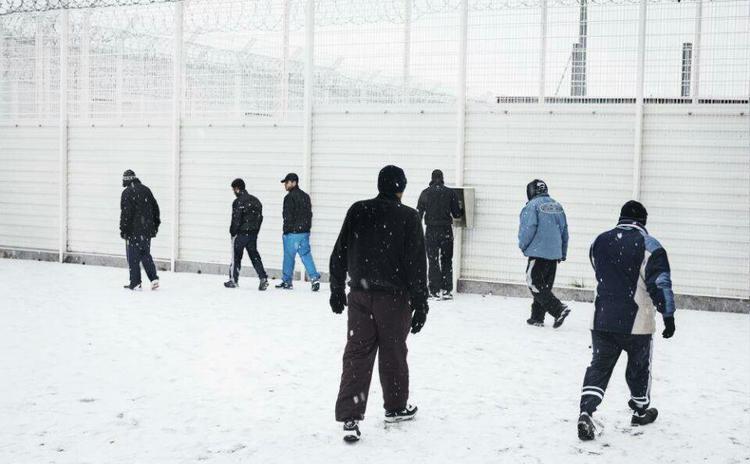 一名英国摄影师跑到法国的监狱，用镜头记录下里面的场景