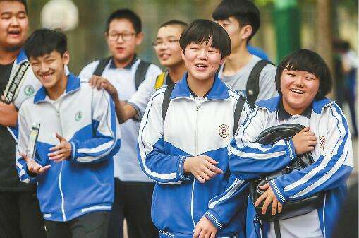 中考741分和738分的两女孩，落榜了！校长要引咎辞职？怪谁