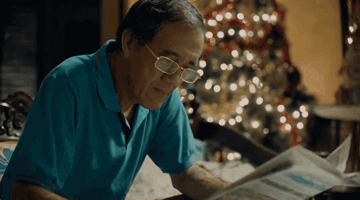空巢老人在街头收养了一只流浪狗，后来原主人出现了