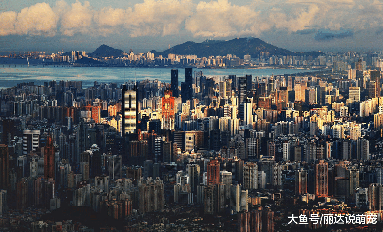 法国小哥第一次来中国深圳，下车后有些茫然：中国怎么变这样了？