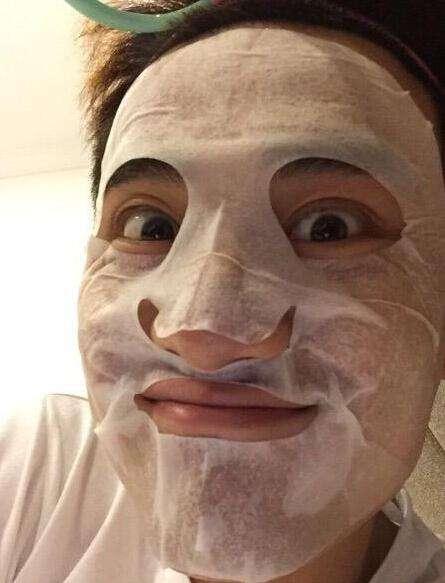面膜 敷面膜，袋子中的“液体”要倒脸上吗？我总弄错，难怪敷完效果差