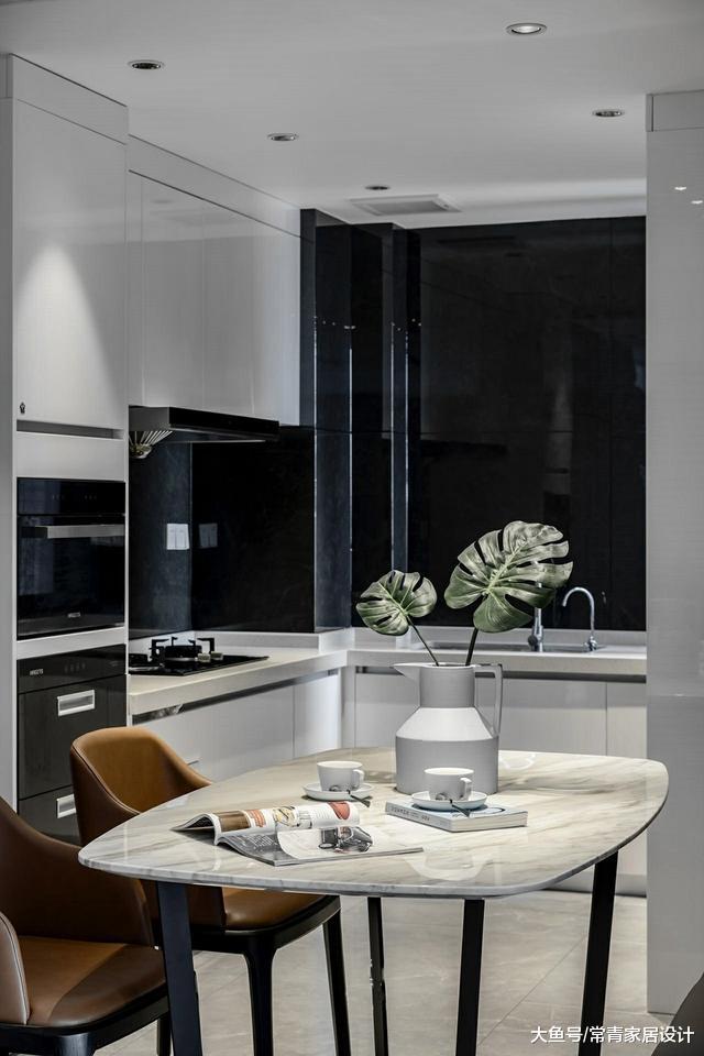 125㎡现代简约私宅，高级灰+原木色，以低调含蓄演绎高级奢华