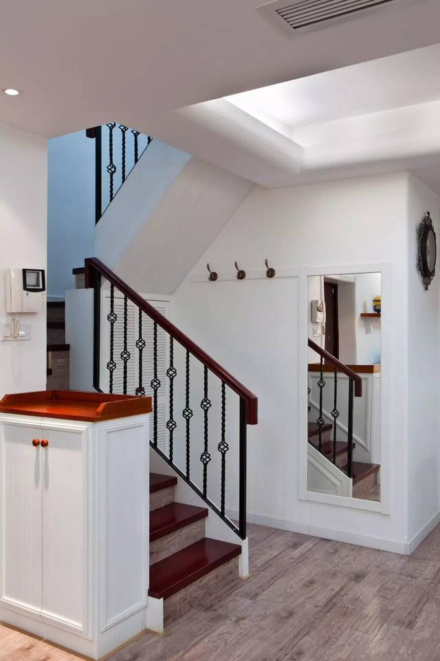 晒晒我家182平复式楼美式装修，客厅的小碎花窗帘让人喜欢！